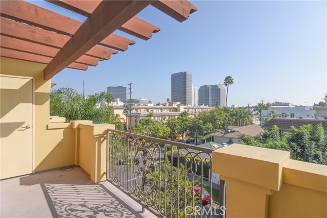 Detail Gallery Image 12 of 28 For 11911 Mayfield Ave #102,  Los Angeles,  CA 90049 - 3 Beds | 2/1 Baths