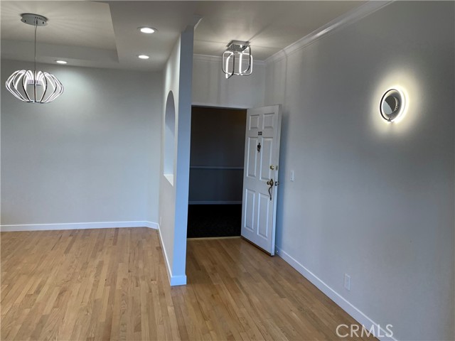 Detail Gallery Image 2 of 8 For 14960 Dickens, Sherman Oaks,  CA 91403 - 2 Beds | 3 Baths