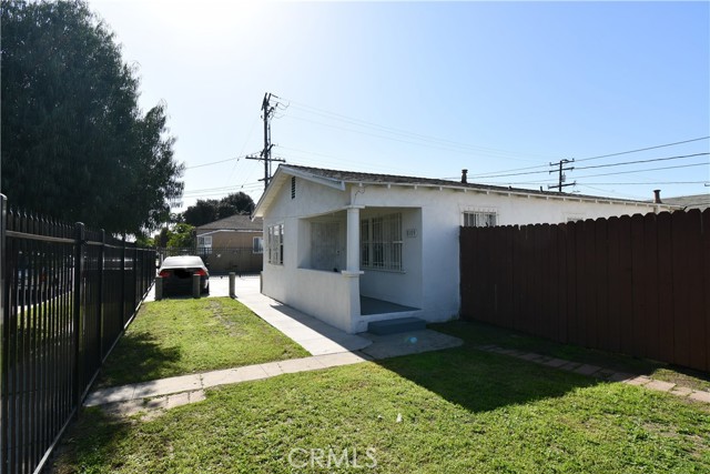 Detail Gallery Image 2 of 17 For 8109 Naomi Ave, Los Angeles,  CA 90001 - 2 Beds | 1 Baths