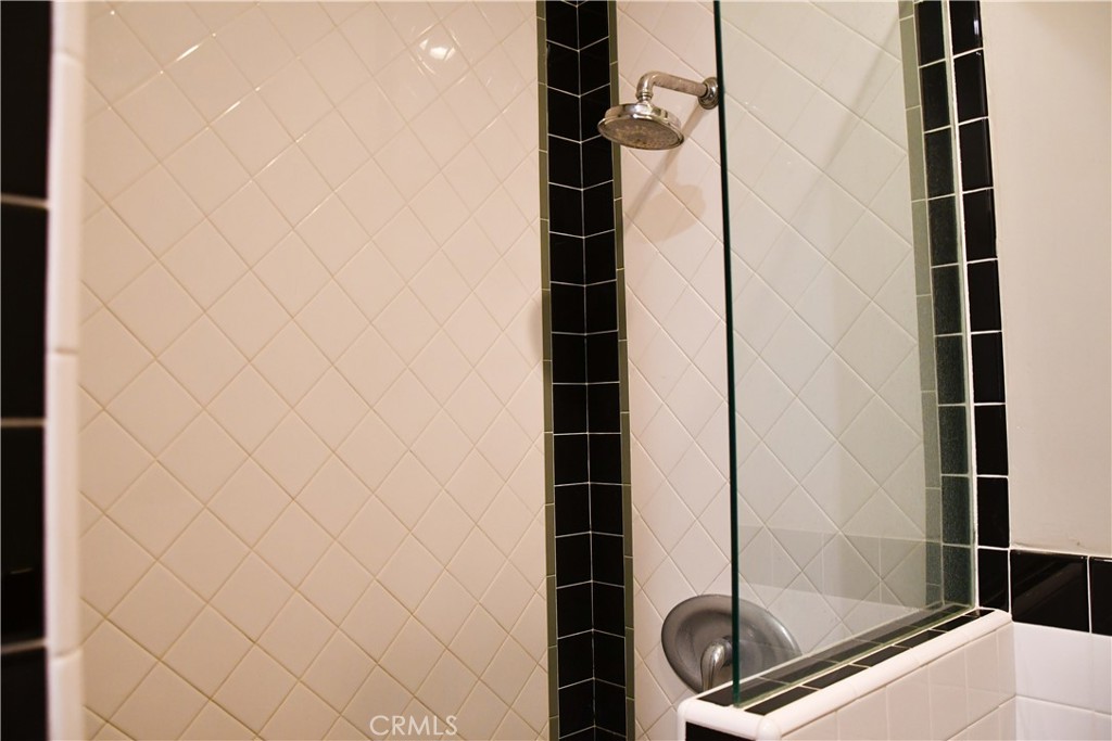 https://media.crmls.org/medias/cde19d2e-3a90-46b2-972f-91444bbb0535.jpg?preset=X-Large