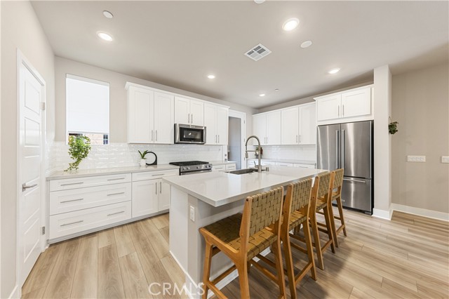Detail Gallery Image 2 of 15 For 1484 Sunrise Ln., San Pedro,  CA 90732 - 4 Beds | 4 Baths