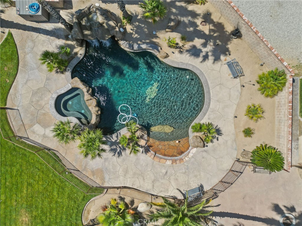 https://media.crmls.org/medias/cdeb2552-970b-4be4-bb97-47d3df5e59ce.jpg?preset=X-Large
