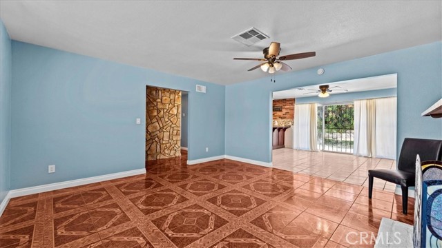 878 E Holly Street, Rialto CA: https://media.crmls.org/medias/cdecf462-3e78-40e6-8f2f-e3556dad1af8.jpg