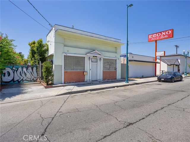 10746 Magnolia Boulevard photo 3