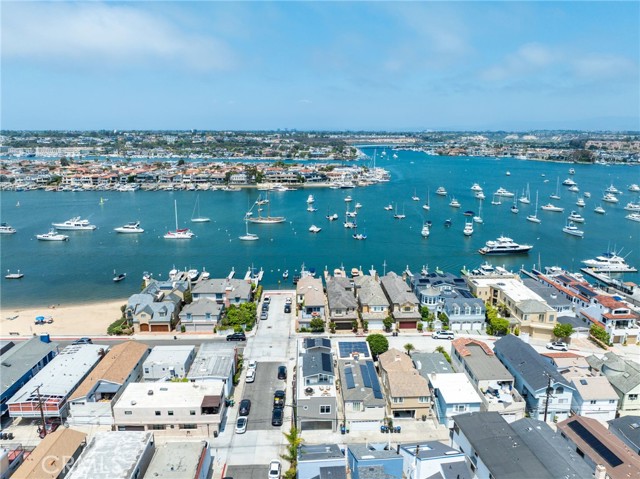 825 W Bay Avenue, Newport Beach CA: https://media.crmls.org/medias/cdf59cac-5193-4b22-84a6-810210c4e140.jpg