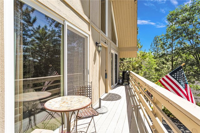 Detail Gallery Image 6 of 33 For 932 Lucerne Ln #6,  Lake Arrowhead,  CA 92352 - 3 Beds | 2 Baths