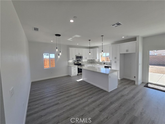 Detail Gallery Image 2 of 24 For 10401 N Loop Bld, California City,  CA 93505 - 4 Beds | 2/1 Baths