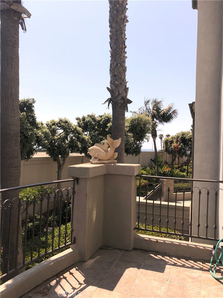 https://media.crmls.org/medias/cdf77faf-ce2c-45fb-9bd9-cf6ae090c87a.jpg?preset=X-Large