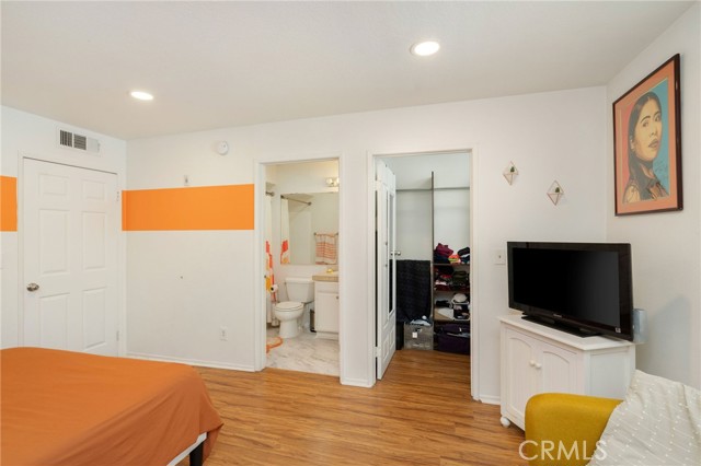 Detail Gallery Image 12 of 22 For 7045 Woodley Ave #101,  Lake Balboa,  CA 91406 - 2 Beds | 2 Baths