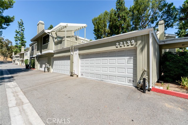 22139 burbank, Woodland Hills CA: https://media.crmls.org/medias/cdfd3886-e21c-4910-a414-c28296662091.jpg