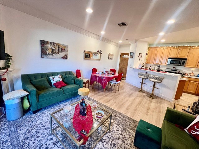 Detail Gallery Image 4 of 15 For 1515 Grismer Ave #102,  Burbank,  CA 91504 - 2 Beds | 2 Baths