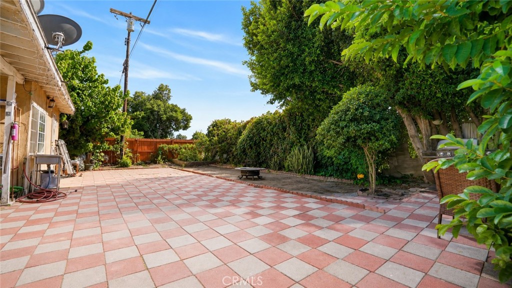 https://media.crmls.org/medias/cdfea1da-3e71-42cc-b945-987a1fb1c486.jpg?preset=X-Large