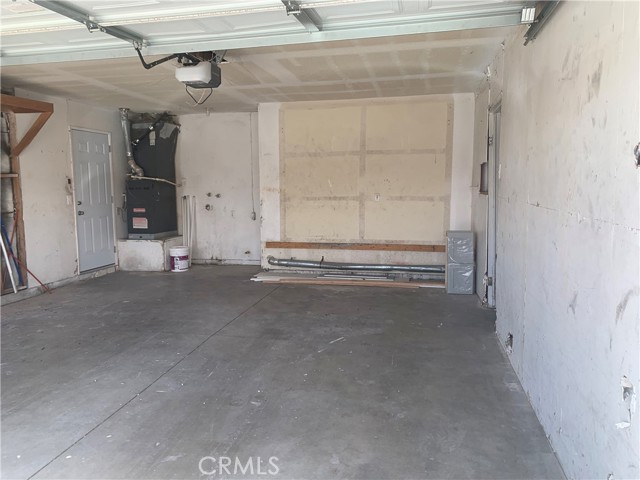 Garage w/washer/dryer hookups