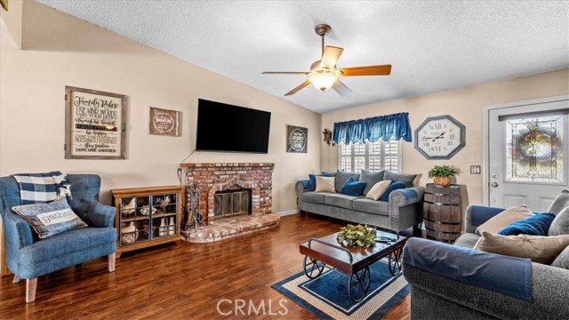Detail Gallery Image 8 of 36 For 18432 Mindanao St, Bloomington,  CA 92316 - 3 Beds | 2 Baths