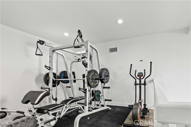 456 E San Jose Avenue, Burbank CA: https://media.crmls.org/medias/ce083ecf-07ee-4127-98ef-bccf3b2dc1f5.jpg