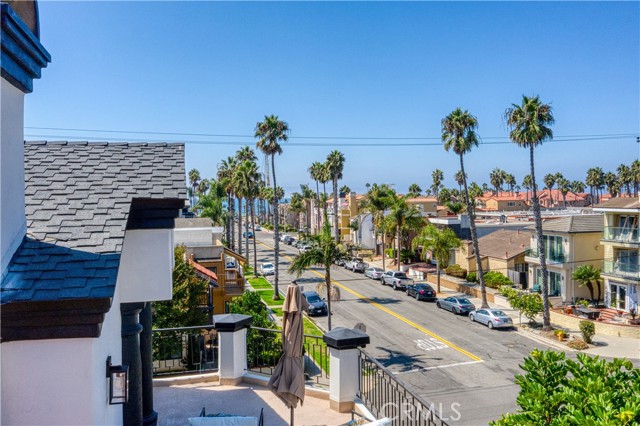 302 18th, Huntington Beach CA: https://media.crmls.org/medias/ce093616-af73-4656-8cba-ec4f7418948b.jpg