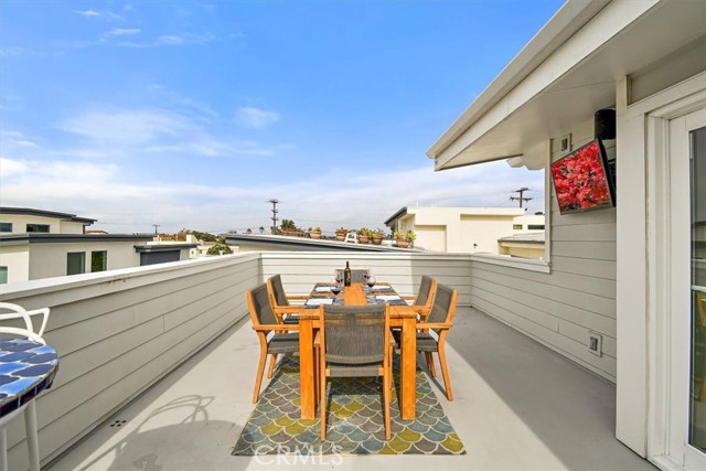 207 Irena Avenue, Redondo Beach, California 90277, 4 Bedrooms Bedrooms, ,3 BathroomsBathrooms,Residential,Sold,Irena,PV21252557