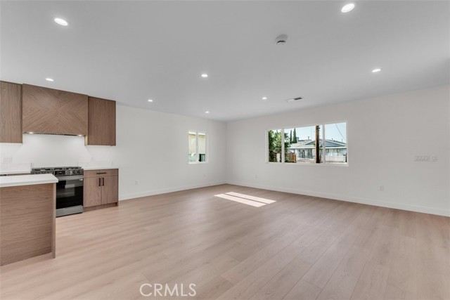 11240 Lull Street, Sun Valley CA: https://media.crmls.org/medias/ce0b4a4e-c8a6-4098-b8bb-f52b16cc636d.jpg