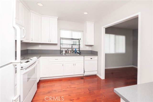 Detail Gallery Image 15 of 39 For 12334 Chandler #C,  Valley Village,  CA 91607 - 2 Beds | 2 Baths