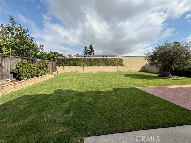 Detail Gallery Image 8 of 28 For 9021 Hyde Park Dr, Huntington Beach,  CA 92646 - 4 Beds | 2/1 Baths