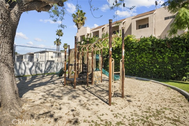 Detail Gallery Image 32 of 41 For 18555 Collins St #C18,  Tarzana,  CA 91356 - 2 Beds | 2 Baths