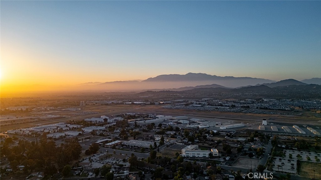 https://media.crmls.org/medias/ce140157-8f74-43a4-8d45-71d30819a2c6.jpg?preset=X-Large