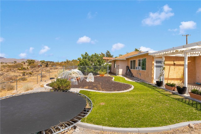 22752 Roundup Way, Apple Valley CA: https://media.crmls.org/medias/ce1aa90e-5156-4b18-86b1-478a9baaa462.jpg