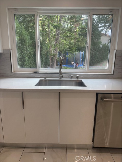 Detail Gallery Image 12 of 31 For 7127 White Oak, Reseda,  CA 91335 - 4 Beds | 3 Baths