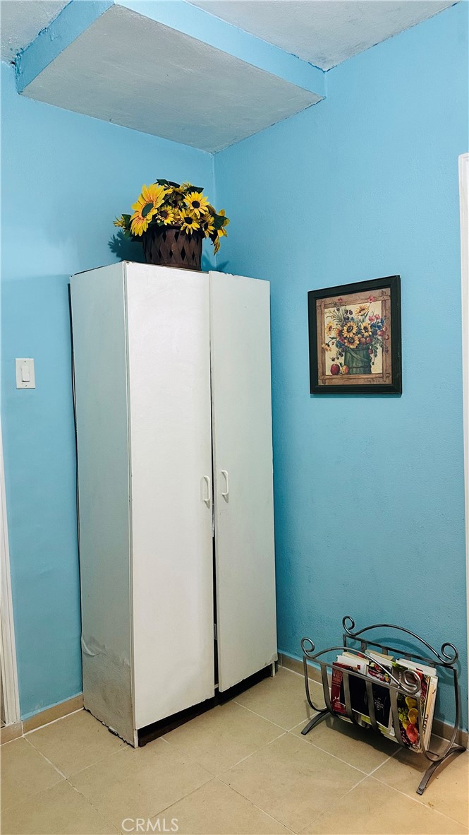 https://media.crmls.org/medias/ce1b21c4-97fe-4e5b-8edd-f80248793d61.jpg?preset=X-Large