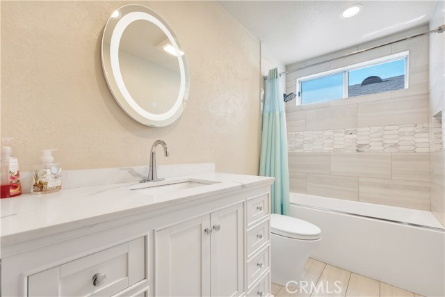 Detail Gallery Image 16 of 38 For 19017 Gault St #103,  Reseda,  CA 91335 - 3 Beds | 3 Baths