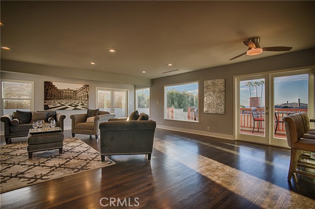 Detail Gallery Image 2 of 15 For 214 via Anita, Redondo Beach,  CA 90277 - 4 Beds | 3/1 Baths