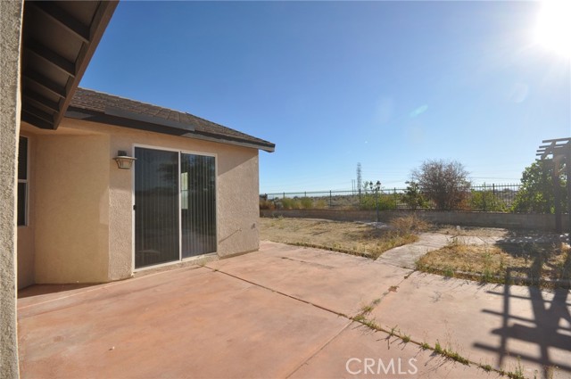 8945 Honeysuckle Avenue, Hesperia CA: https://media.crmls.org/medias/ce1bcc02-a083-4f8e-a8d3-b6df76859a53.jpg