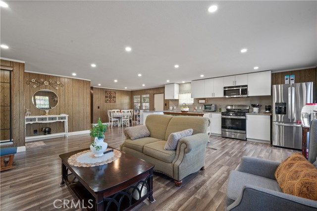 19817 Grand Avenue, Lake Elsinore CA: https://media.crmls.org/medias/ce1e039f-ee21-4241-8972-0bd8a92cee28.jpg