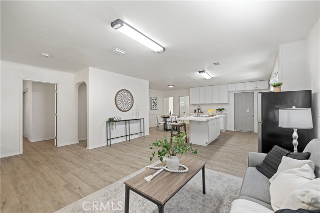 2420 Maine Avenue, Long Beach CA: https://media.crmls.org/medias/ce23adb1-aaa6-4601-8066-115900f5f8b8.jpg