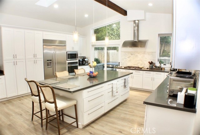 Detail Gallery Image 3 of 23 For 4820 Abbeyville Ave, Woodland Hills,  CA 91364 - 4 Beds | 4 Baths