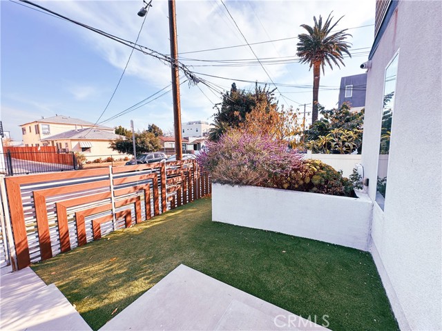 Detail Gallery Image 5 of 33 For 5741 Fulcher Ave, North Hollywood,  CA 91601 - 4 Beds | 4 Baths