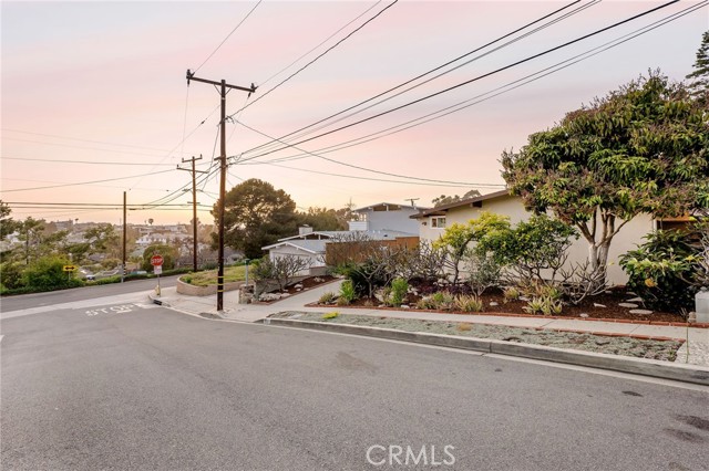 611 25th Street, Hermosa Beach, California 90254, 3 Bedrooms Bedrooms, ,2 BathroomsBathrooms,Residential,Sold,25th,SB22074028