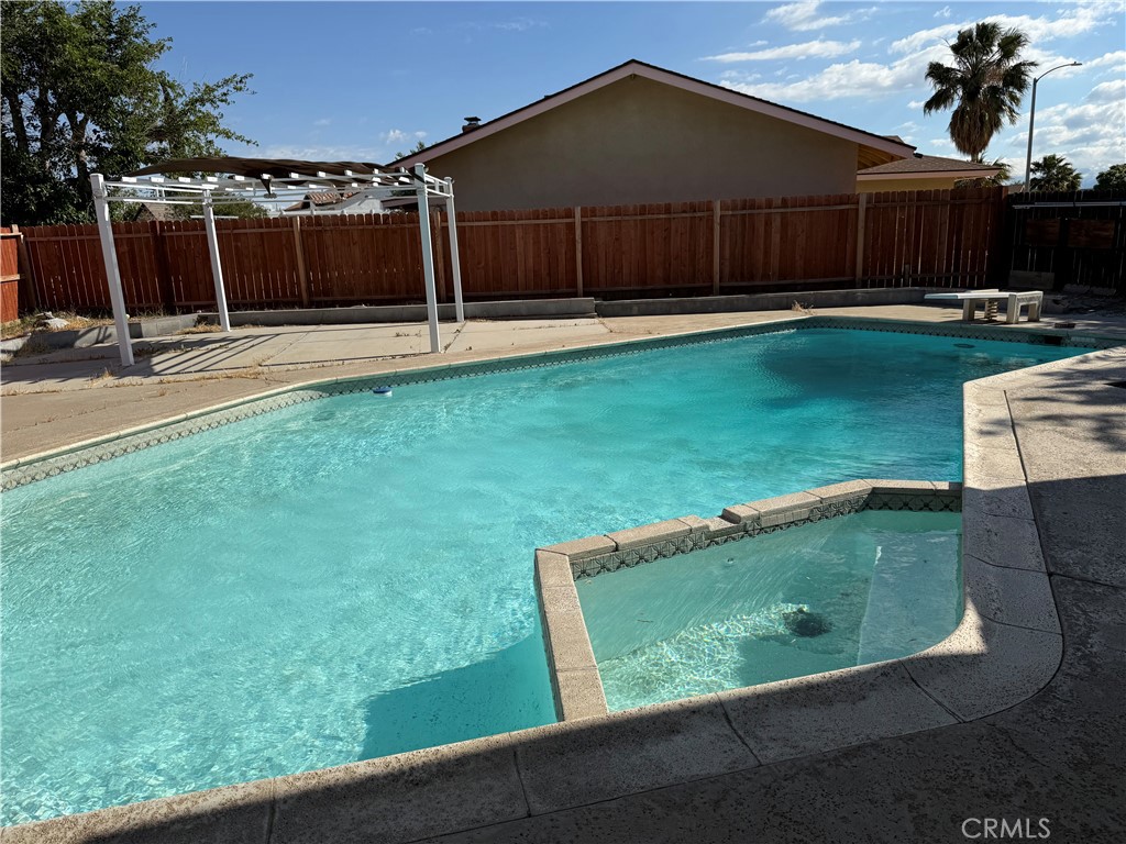 https://media.crmls.org/medias/ce2821bb-a65c-4736-8b5a-a9d959783a5d.jpg?preset=X-Large