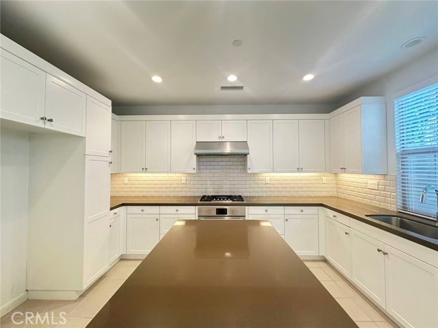 Detail Gallery Image 4 of 16 For 182 Augustine, Irvine,  CA 92618 - 4 Beds | 3/1 Baths