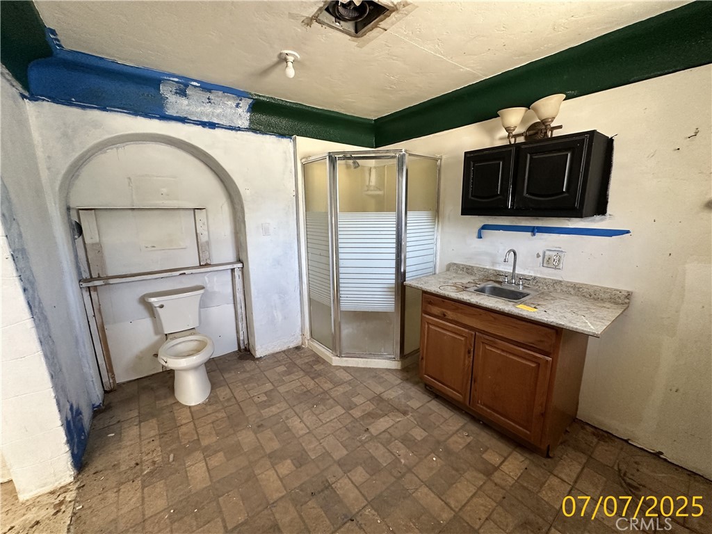 https://media.crmls.org/medias/ce2bee22-0f32-476a-802a-3b56cae20c08.jpg?preset=X-Large