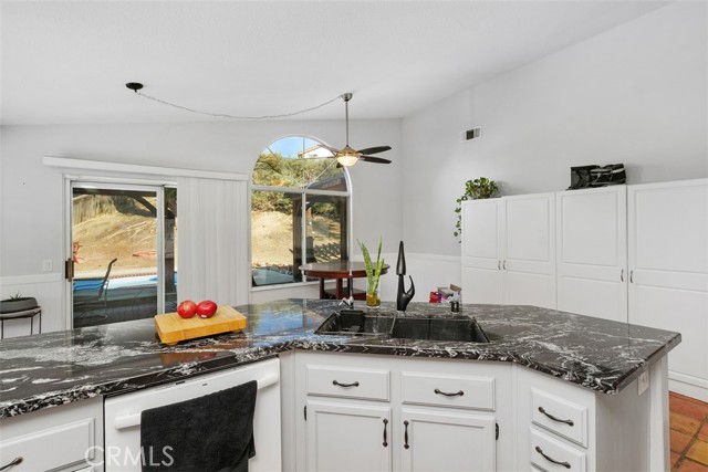 40169 Los Olivos Court, Murrieta CA: https://media.crmls.org/medias/ce2da18c-37ed-4210-87d8-421af11f0b5a.jpg