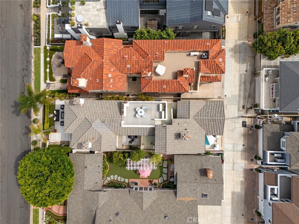 https://media.crmls.org/medias/ce2fdc7c-25f2-4ff5-b565-8275ea541ca7.jpg?preset=X-Large