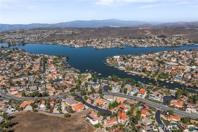 22941 Gold Rush Place, Canyon Lake CA: https://media.crmls.org/medias/ce305bcf-8304-4be9-bf64-157a758a15e4.jpg