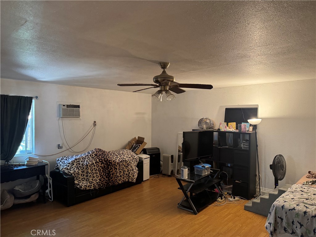 https://media.crmls.org/medias/ce30ff3b-245b-4496-b77d-194c7d385044.jpg?preset=X-Large