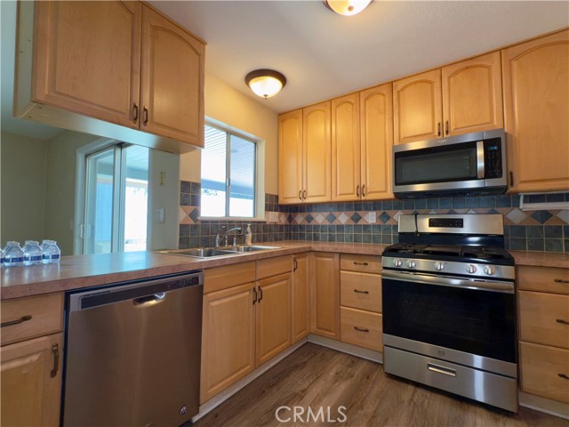 Detail Gallery Image 6 of 21 For 7497 Arroyo Vista Ave, Rancho Cucamonga,  CA 91730 - 3 Beds | 2 Baths