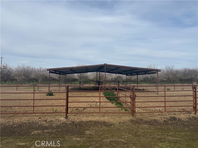 Detail Gallery Image 12 of 70 For 25565 Road 13, Chowchilla,  CA 93610 - 4 Beds | 3 Baths