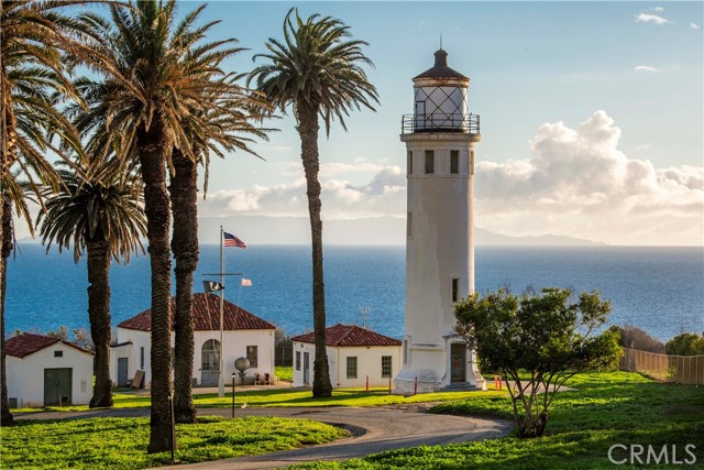 Iconic Point Vicente Lighthouse at walking distance