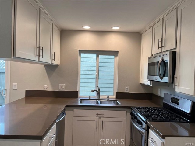 Detail Gallery Image 2 of 16 For 5 Moonrise Court, Newport Beach,  CA 92663 - 3 Beds | 2/1 Baths