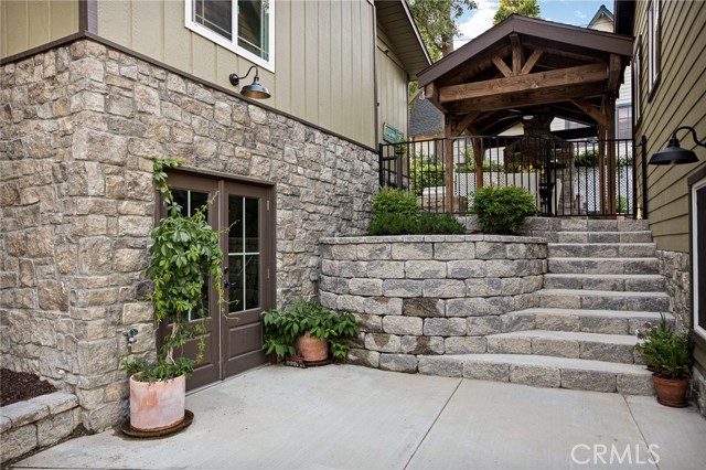 243 Manzanita Drive, Lake Arrowhead CA: https://media.crmls.org/medias/ce3a1017-9292-48b9-babb-d9436133e95c.jpg