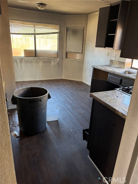 Detail Gallery Image 12 of 31 For 647 E Jenner St, Lancaster,  CA 93535 - 3 Beds | 2/1 Baths